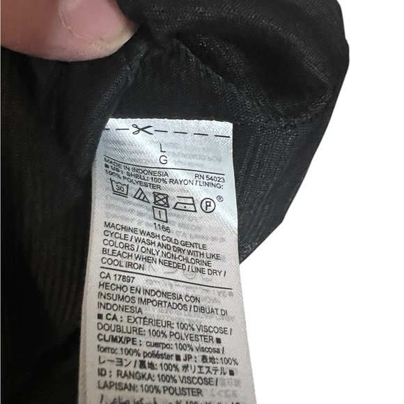 A brand new Old Navy black skirt in size large - Picture 4 of 6